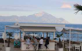 Den Abend lässt Gastgeber Grigorios am lieben mit seinen Gästen an der Beach Bar ausklingen